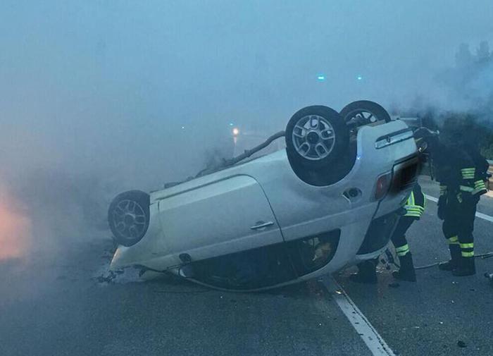 Si ribalta al volante ubriaco e senza patente, muore la figlia