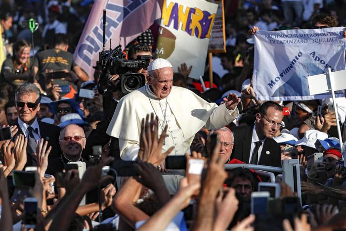 Papa incontra giovani italiani: no a pastiglie che vi fanno sognare