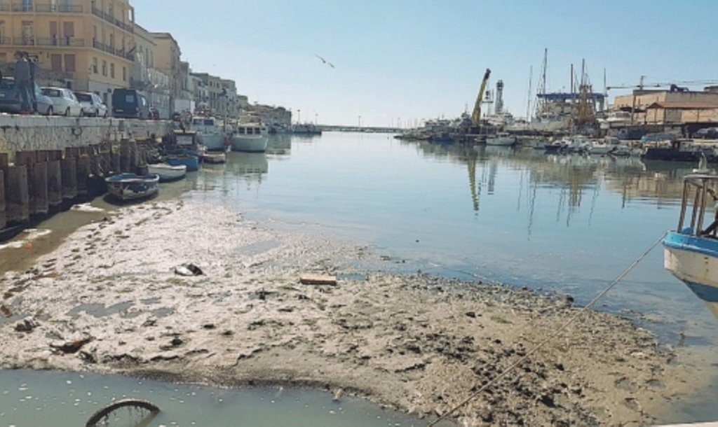 Mazara. Ancora pescherecci bloccati nel porto canale per la melma dei bassi fondali