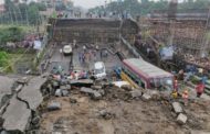 Calcutta come Genova, crolla un ponte: «Almeno 20 morti, decine di feriti». Soccorsi disperati