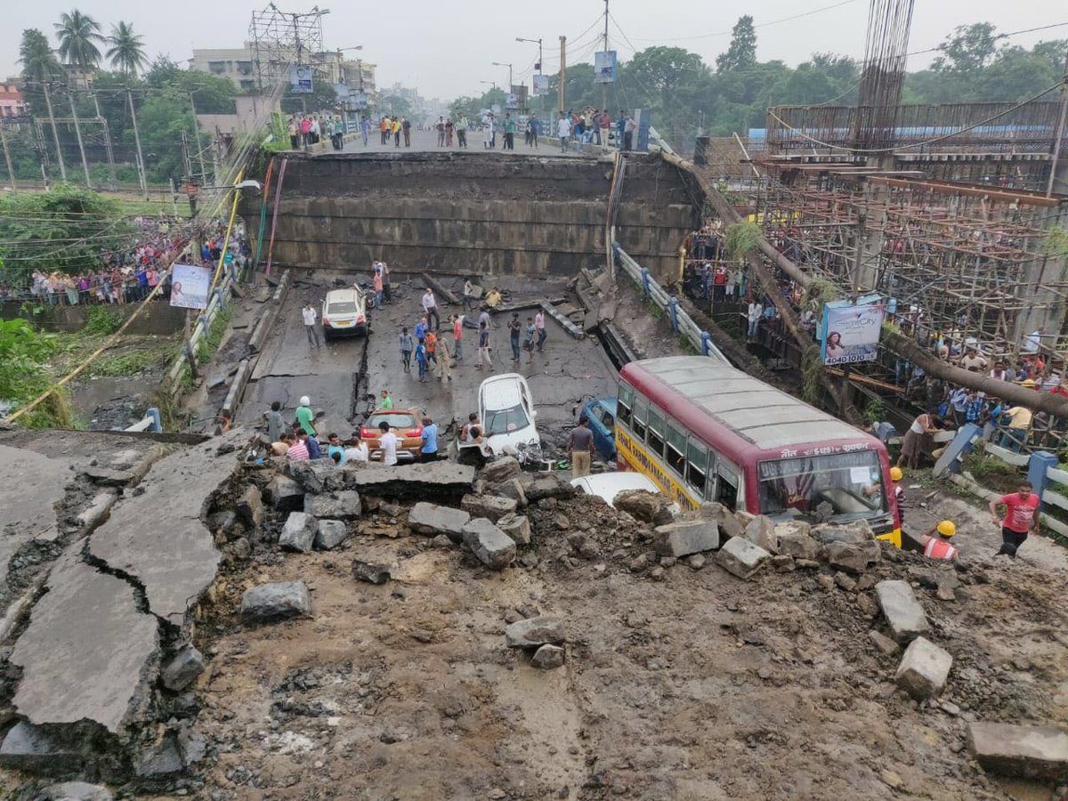 Calcutta come Genova, crolla un ponte: «Almeno 20 morti, decine di feriti». Soccorsi disperati