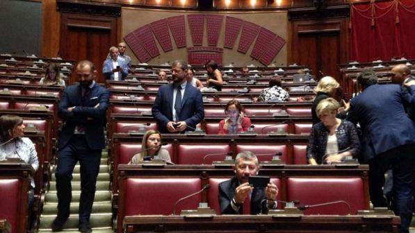 Milleproroghe, il governo pone la fiducia, il Pd occupa lʼAula della Camera