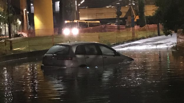 Nubifragi in tutta Italia: a Roma gente sui tetti delle auto, allagata basilica storica