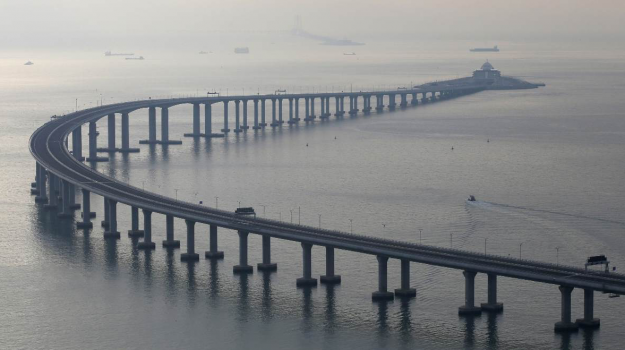 Inaugurato il ponte più lungo al mondo: è lungo 55 chilometri e unisce la Cina e Hong Kong