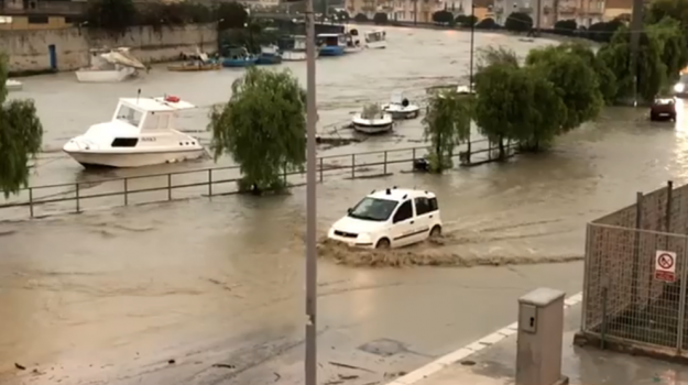 Maltempo, esonda il fiume a Mazara: città allagata, gente sui tetti. Barche affondate dalla piena