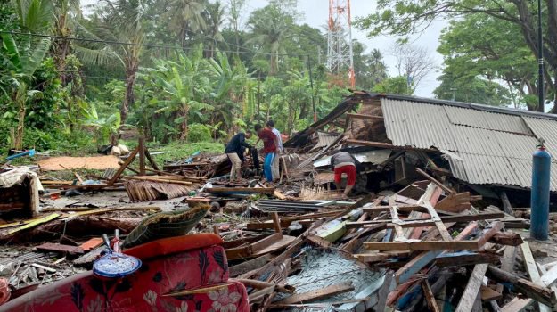 Uno tsunami fa strage in Indonesia, 168 morti e oltre 700 feriti