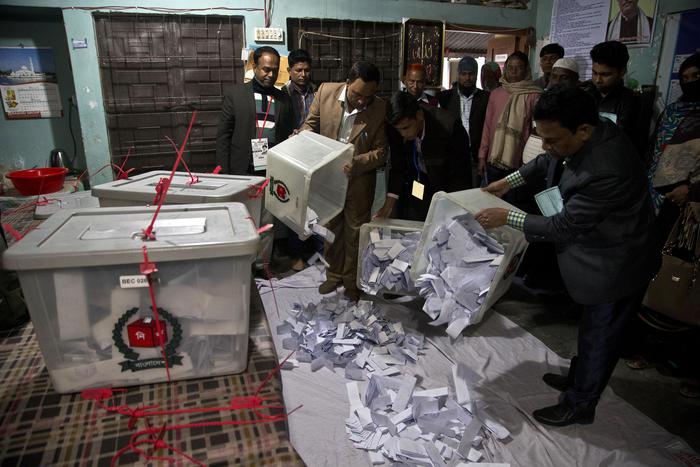 Bangladesh: scontri nel giorno del voto, 16 morti