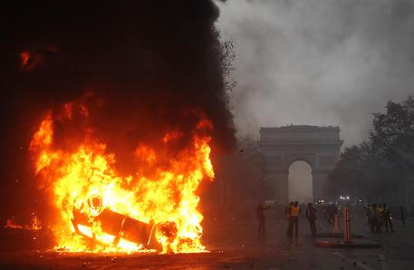 Gilet gialli, incidenti a Parigi: 92 feriti e 205 fermi