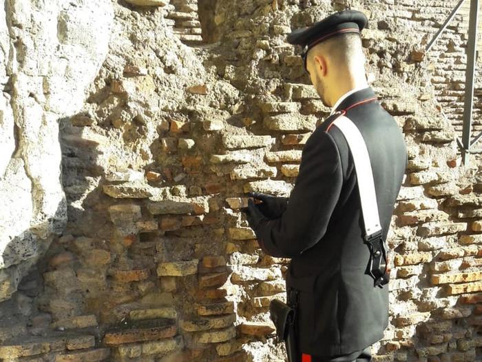 Ruba frammento muro Colosseo, denunciato