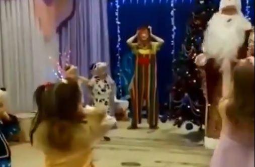 Russia, tragedia alla festa di Natale dellʼasilo: Santa Claus muore dʼinfarto