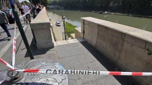 Roma, si allontana da casa con le due figlie di sei mesi: morta nel Tevere