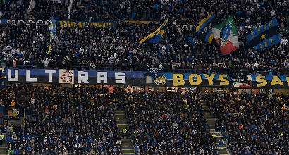 Tragedia a San Siro: morto il tifoso interista investito da un van di supporter napoletani