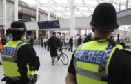 Manchester, tre accoltellati in stazione