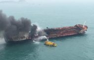 Petroliera in fiamme davanti ad Hong Kong, un morto