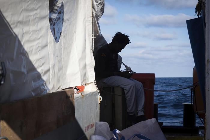 Migranti, Di Maio: accoglieremo donne e bambini delle due navi ong