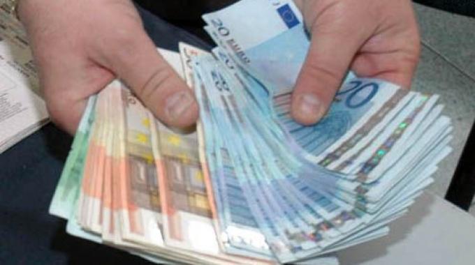 Trova un portafogli con dentro 35mila euro e lo restituisce al proprietario