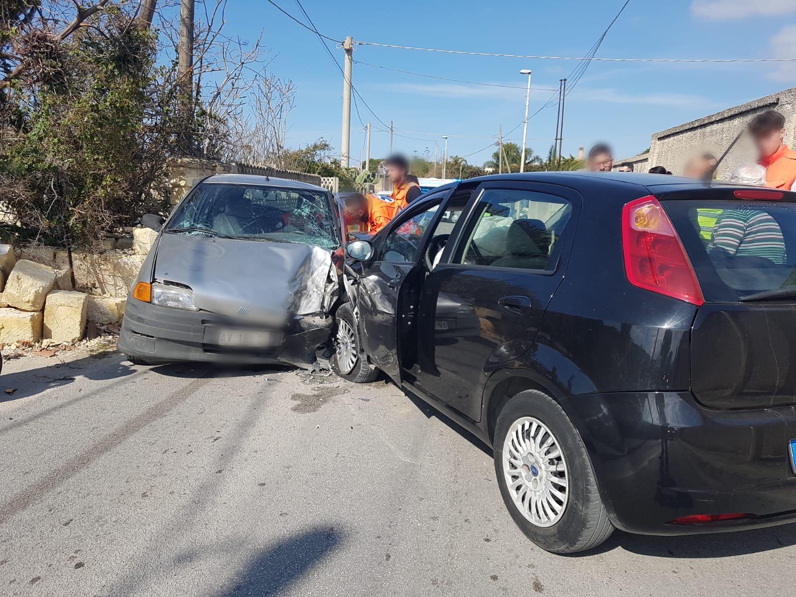 Brutto incidente tra due auto. Un uomo resta intrappolato