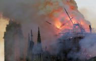 Parigi, grosso incendio devasta Notre-Dame: crollati il tetto e la guglia. La Procura apre unʼinchiesta