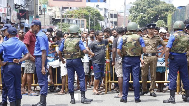 Pasqua di sangue in Sri Lanka, esplosioni in chiese e hotel: almeno 140 morti, scene di disperazione