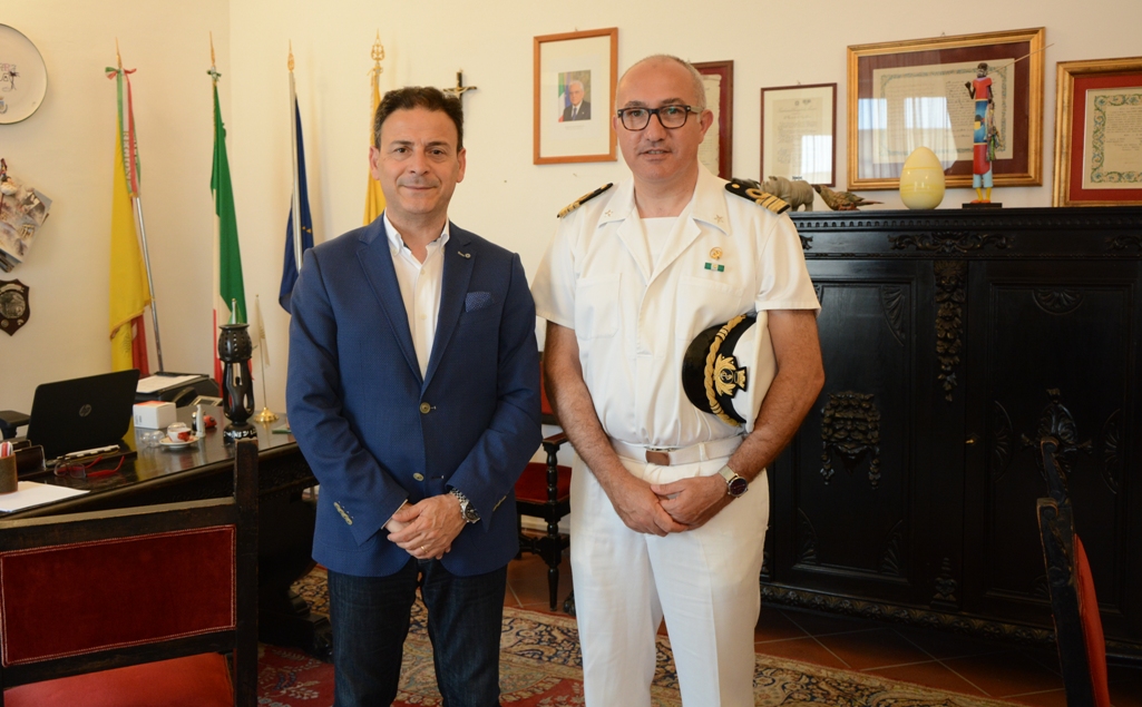 Mazara. Incontro tra il Sindaco Quinci ed il comandante della capitaneria Ricevuto