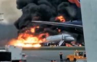 Atterraggio di emergenza di un aereo in fiamme, ci sono morti e feriti. Ecco il video