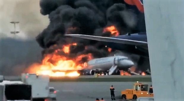 Atterraggio di emergenza di un aereo in fiamme, ci sono morti e feriti. Ecco il video