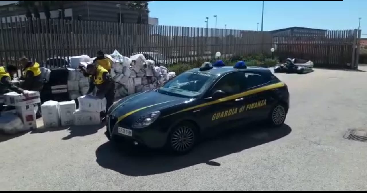 Mazara, sequestrate 6 tonnellate di sigarette di contrabbando su un peschereccio: 5 arresti