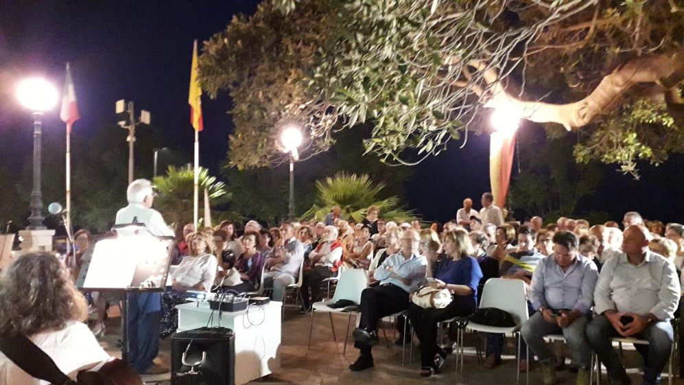 Mazara. Terrazza dell’Alhambra gremita per l'inaugurazione della stagione estiva degli appuntamenti culturali promossi dall’Istituto Euroarabo