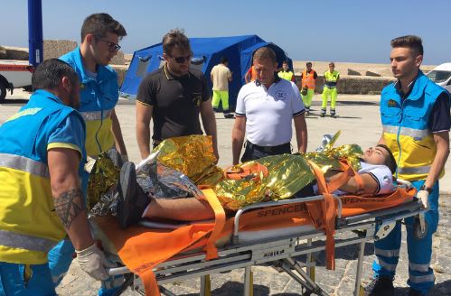 Mazara. Ammaraggio di emergenza in mare. Esercitazione della guardia costiera nelle acque antistanti il porto