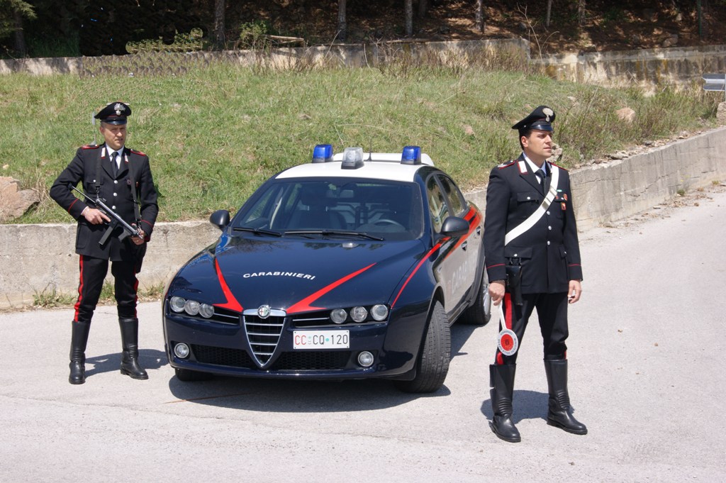 Litiga con la moglie incinta e aggredisce i carabinieri. Arrestato un uomo