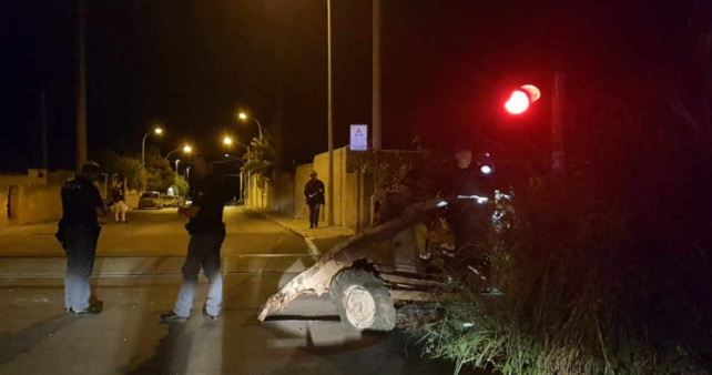 Mazara, treno travolge un carrello agricolo al passaggio a livello. Sfiorata la tragedia