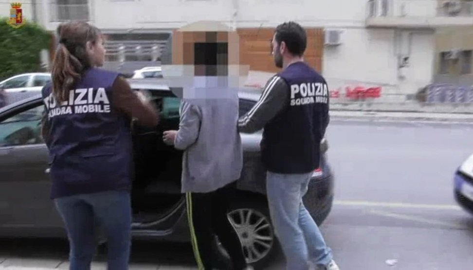 Madre fa prostituire la figlia 13enne per soldi e una casa, un novantenne tra i clienti