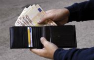 Trova portafoglio con 800 euro e lo porta alla polizia