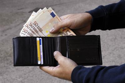 Trova portafoglio con 800 euro e lo porta alla polizia