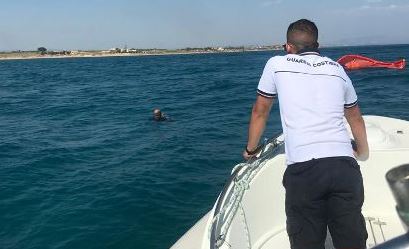 Mazara. La guardia costiera salva uomo in mare