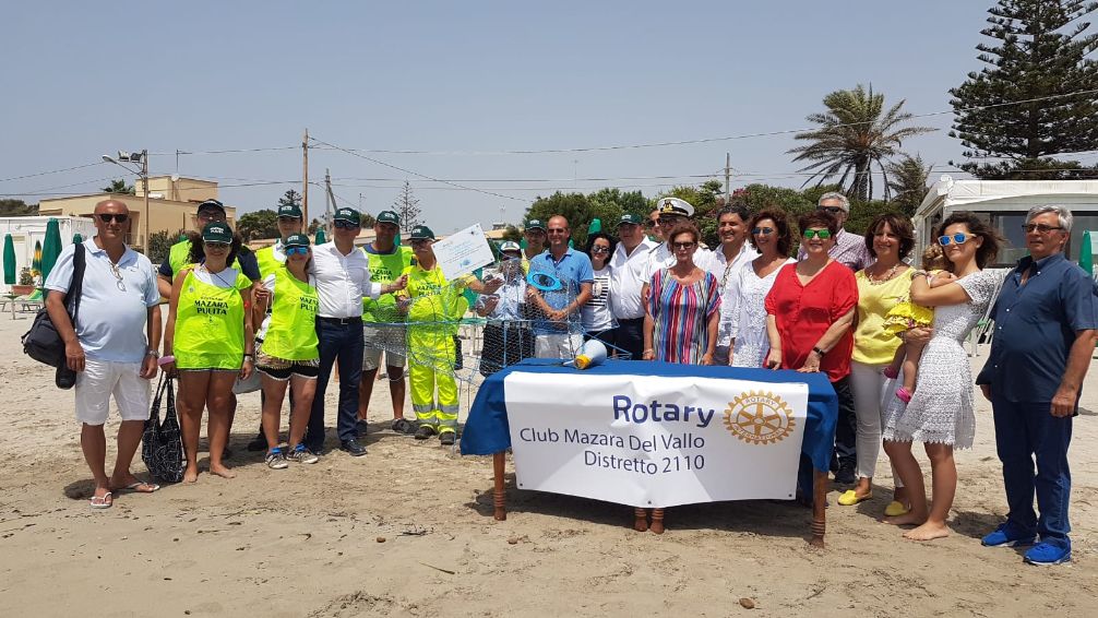 Il primo “Pesce mangia plastica” in Provincia di Trapani installato dal Rotary Club Mazara nella spiaggia di Tonnarella