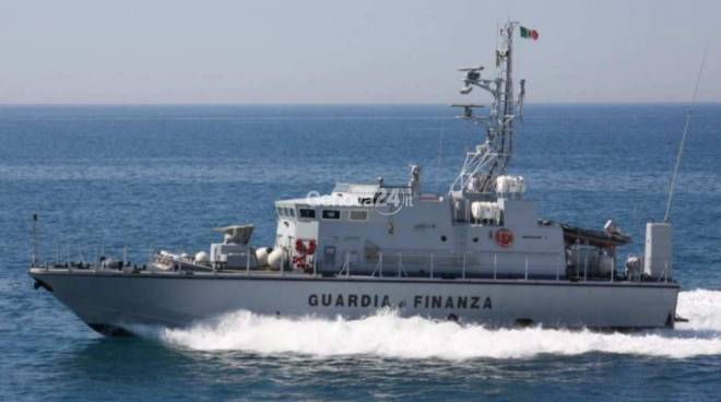 Contrabbando di sigarette: nove arresti. Sequestrato un peschereccio mazarese, uno tunisino e 6,5 tonnellate di tabacchi