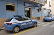 Aggredisce violentemente la moglie, provocandole un trauma cranico e minaccia di dare a fuoco a tutto ciò che lo circondava. Arrestato quarantasettenne