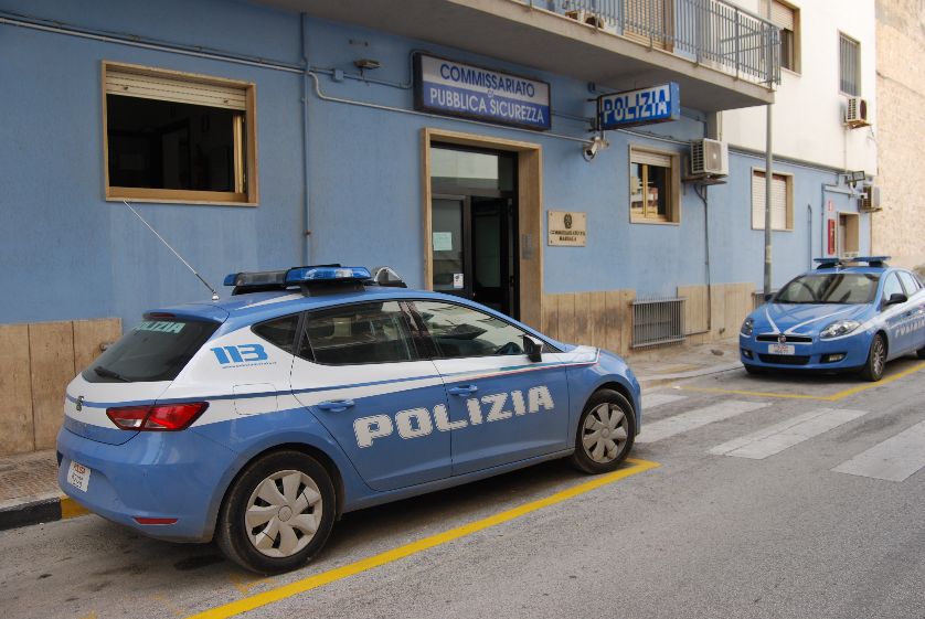 Aggredisce violentemente la moglie, provocandole un trauma cranico e minaccia di dare a fuoco a tutto ciò che lo circondava. Arrestato quarantasettenne