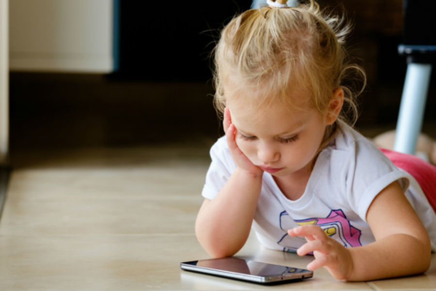 Bambini, gli smartphone modificano il cervello e riducono le abilità cognitive