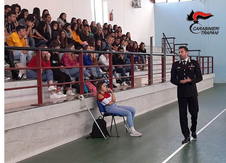 Mazara. A LEZIONE CON I CARABINIERI. 4 NOVEMBRE: GIORNATA DELL’UNITÀ NAZIONALE E DELLE FORZE ARMATE