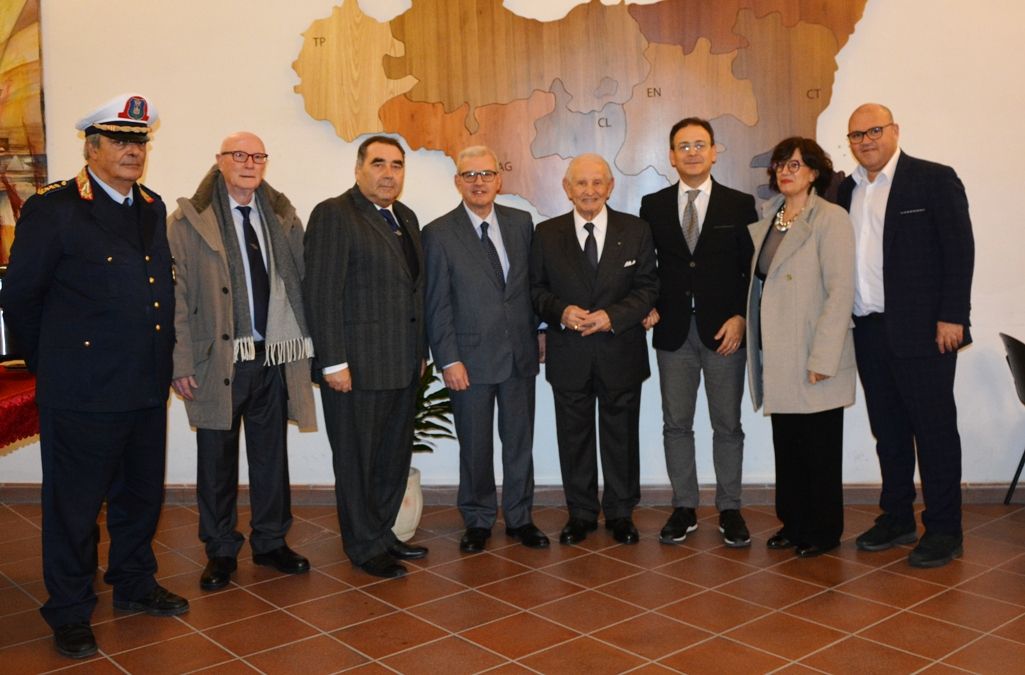 Mazara, il Prefetto Ricciardi visita in Comune la mostra permanente del prof. Pino Giacalone