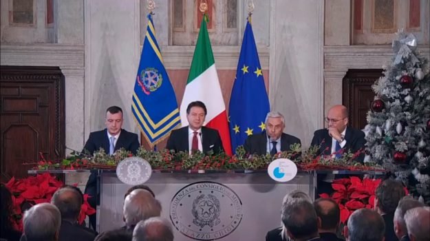 Governo, Conte nomina 2 nuovi ministri: la siciliana Azzolina alla Scuola e Manfredi all'Università e Ricerca