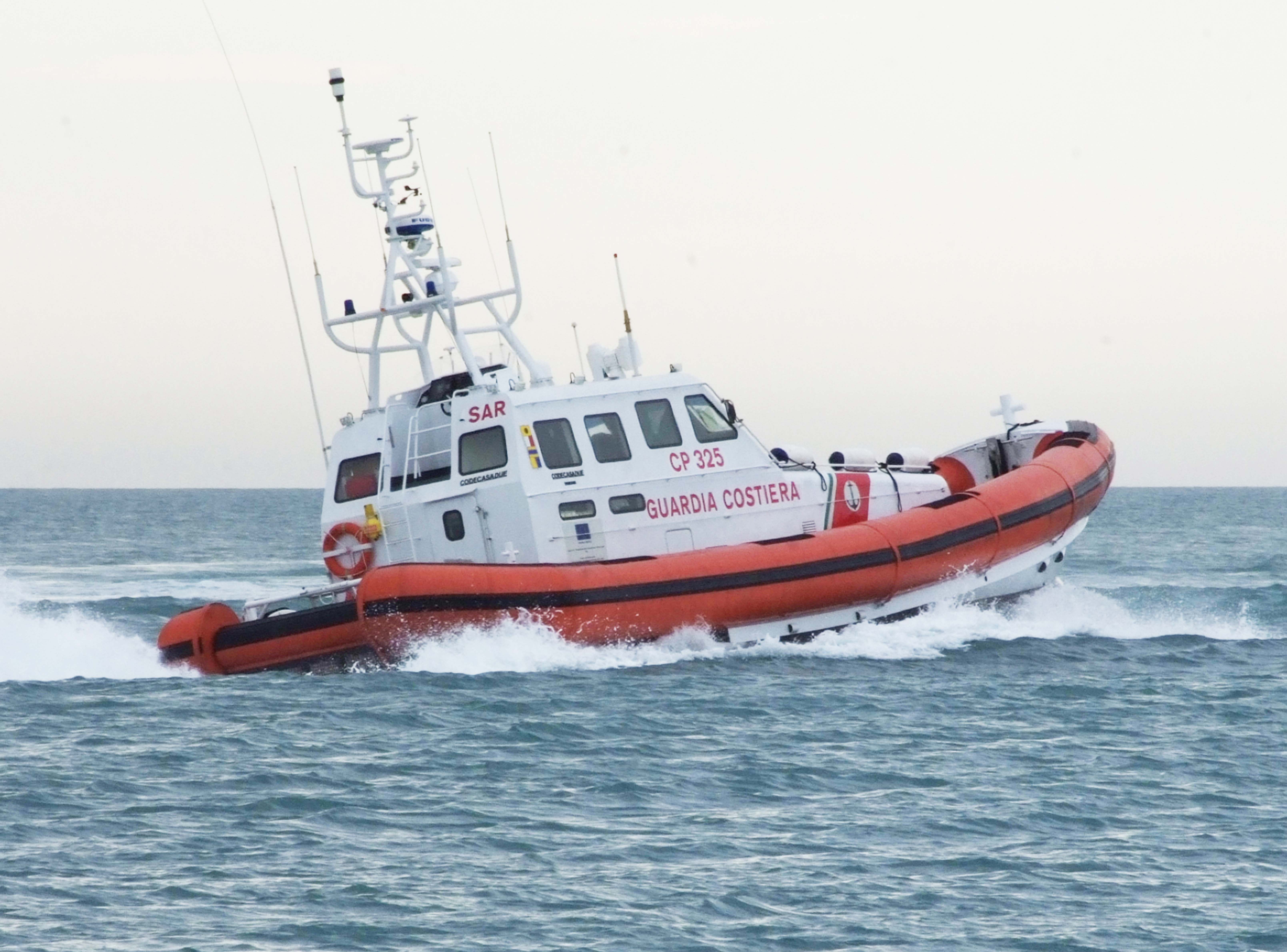 Pesce scaduto pronto alla vendita scoperto in uno stabilimento di Mazara