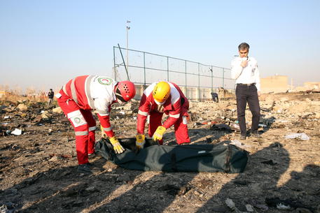 Iran: precipita aereo dopo il decollo, 176 morti. Teheran nega scatole nere