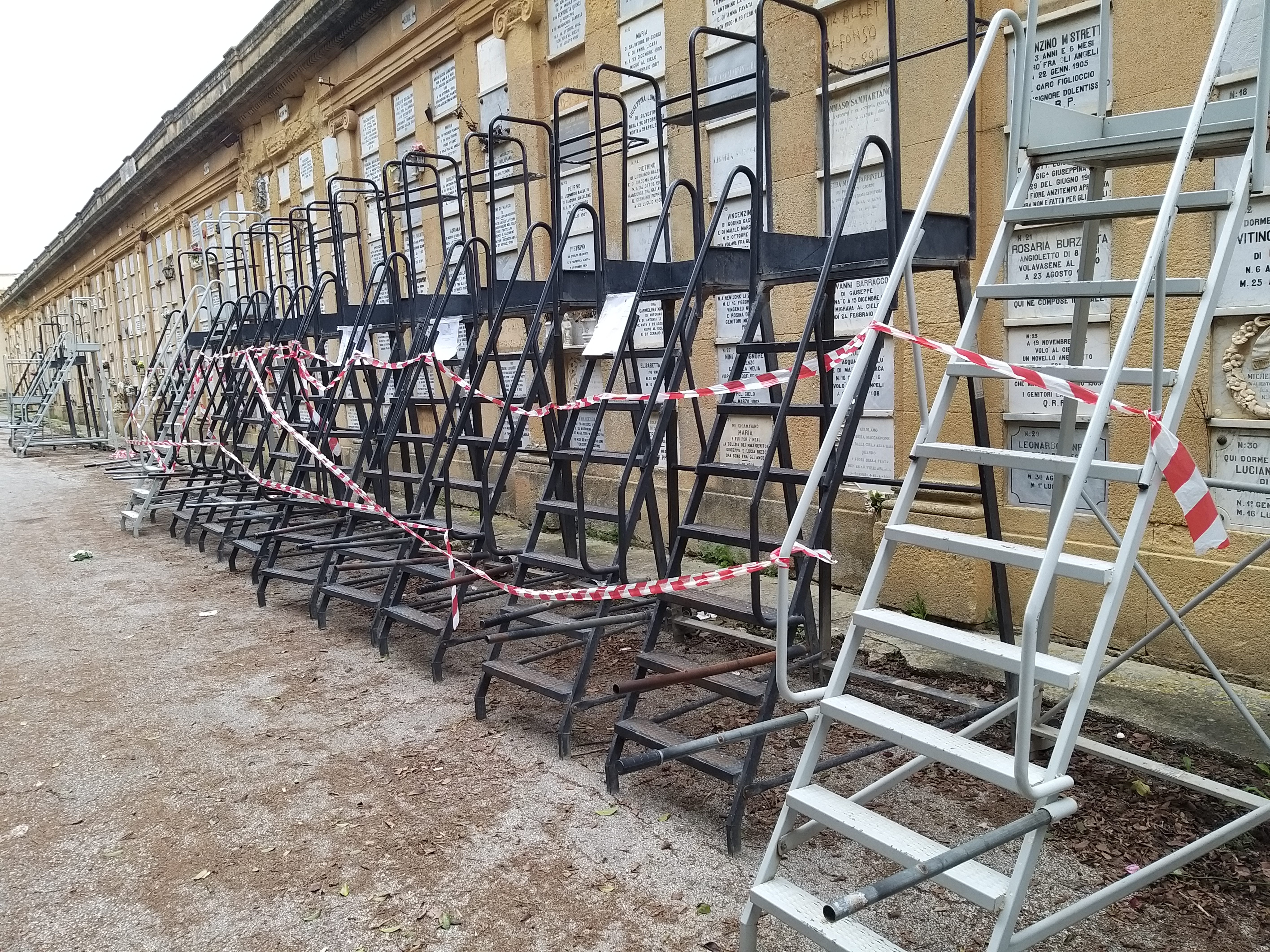 Mazara. Cede la scala del cimitero e vola a terra. Ferito un anziano