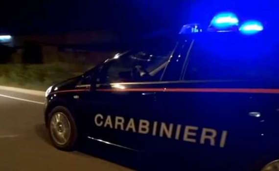 Costringeva la moglie disabile e la figlia a prostituirsi per 10 euro: arrestato