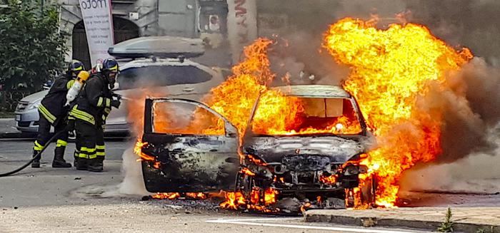 Bruciato in auto in Calabria, arrestata la moglie, l'amante e il figlio di lei