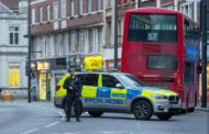 Londra, 20enne si lancia sui passanti con un machete: 3 feriti. Assalitore era già stato condannato per terrorismo