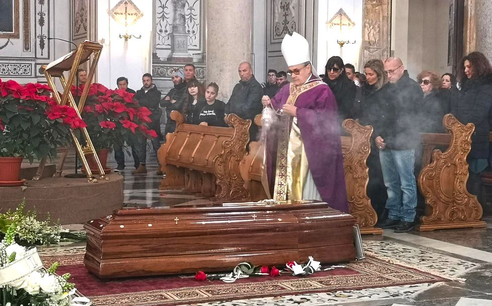 Mazara. FUNERALI DI ROSALIA GAROFALO, IL VESCOVO: «TRATTATA COME PECORA DA MACELLO, ORA TORMENTO FINITO PER SEMPRE»